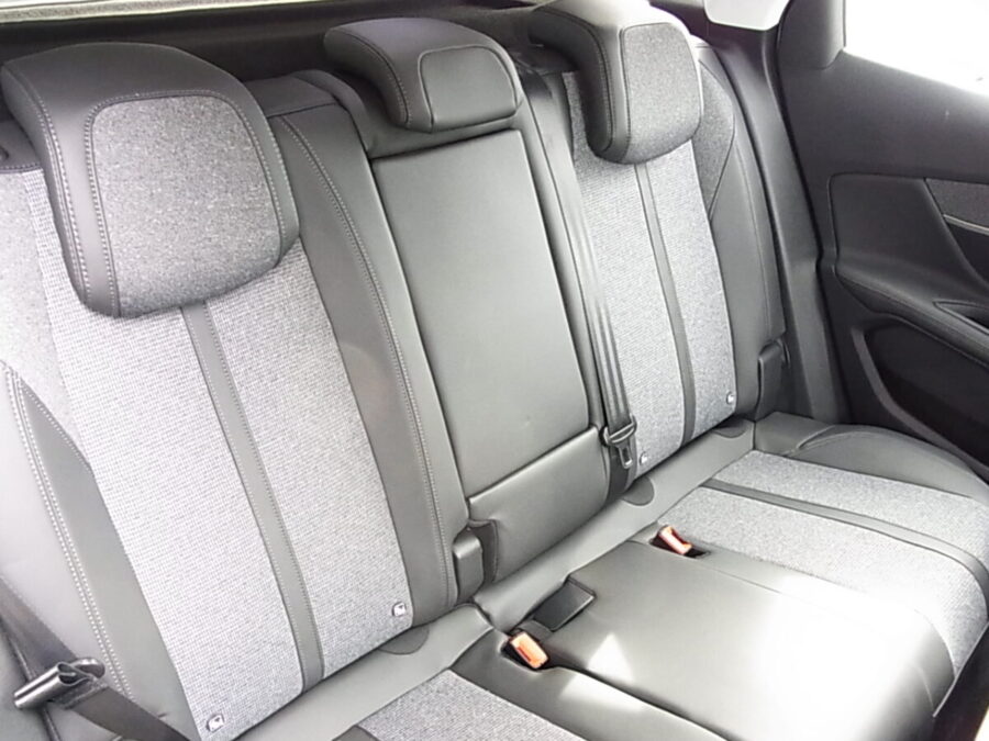 プジョー3008試乗レビュー Part3インテリア後席 ラゲッジルーム編質感に割り切りも見られるが デザインでカバーされている Wonderful Car Life