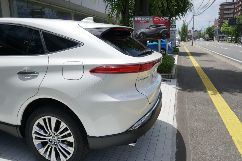 本命はどっち？【新型ハリアーハイブリッドの評価】ガソリンとの【違い 