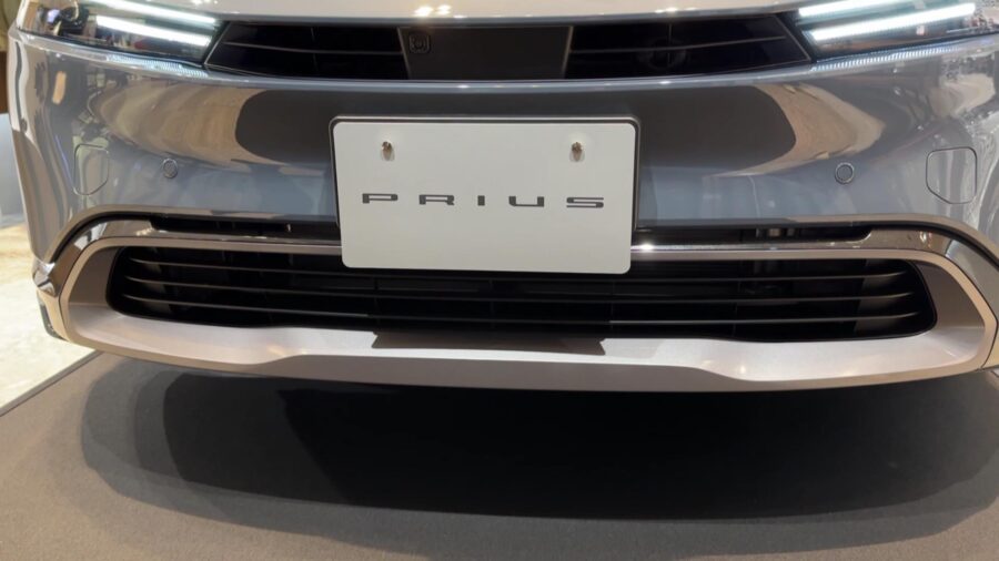 トヨタ純正 プリウス 60系Zグレードハイブリッド フロントロアグリル