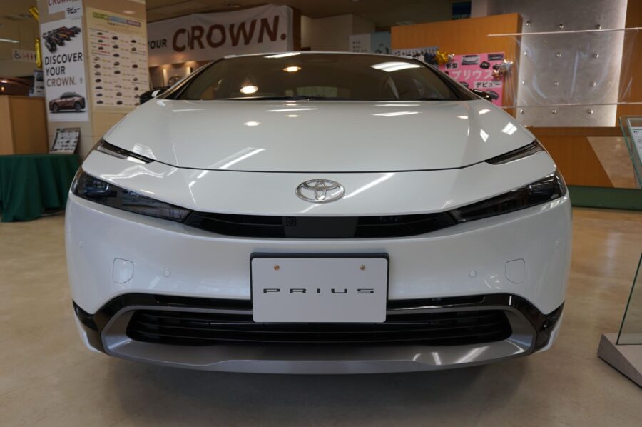 超エモーショナル！新型プリウス！2.0HEV Z プラチナホワイトパール内