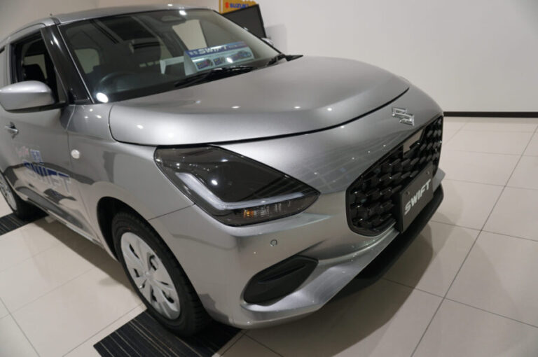 充分な質感と装備！新型スイフトXG(スターシルバー）の展示車レビュー